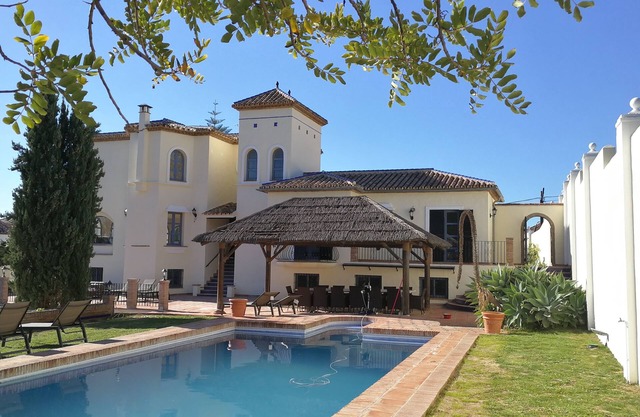 Espaciosa villa de 5 dormitorios, recientemente renovada, cerca de las playas y Puerto Banús