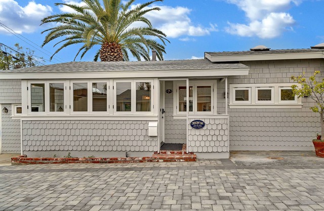LOVELY DESIGNER COTTAGE - 2 MINUTE WALK TO BEAUTIFUL BEACHES!