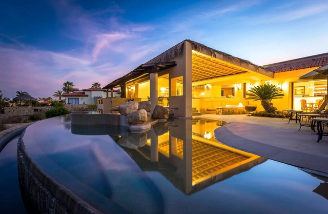 Espectacular 8 BR Ocean View Casa Tita cuenta con A / C, WiFi, Wet Bar, piscina y más.
