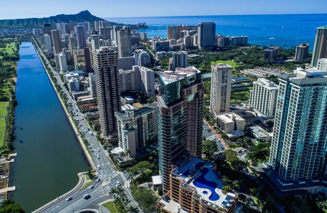 Espectacular piso alto, totalmente amueblado 2 hab / 2. 5 baños con vista al mar y vistas de la ciudad