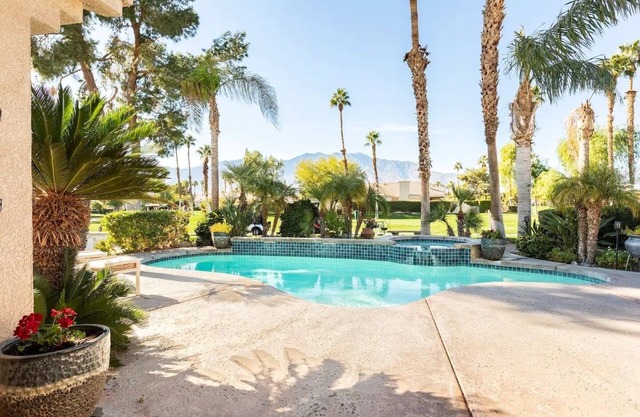 ¡Espectaculares vistas a la montaña con piscina / spa! Lujosa villa espaciosa decorada!