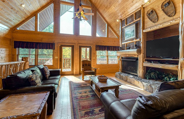 Spectacular mountain lodge with private hot tub, game room, great view & 3 decks