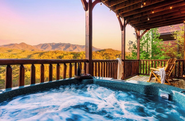 Cabina de lujo con vista panorámica de Mtn, jacuzzi y sala de juegos para 8ppl