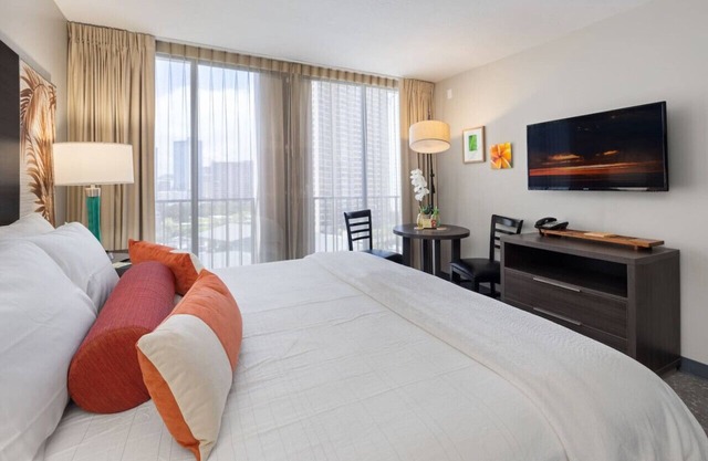 Spectacular Urban Location - A Peaceful Surrender in Waikiki