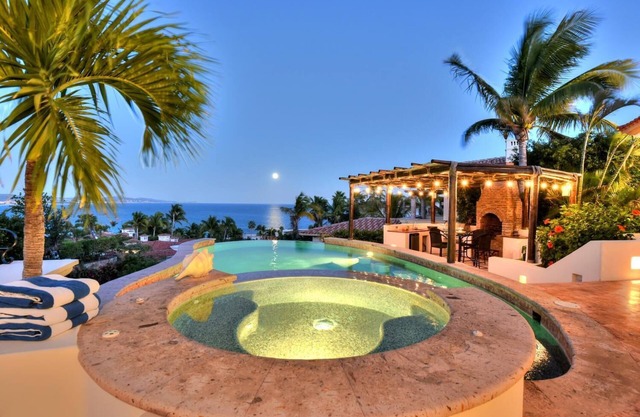 ¡Vistas espectaculares! Recientemente remodelado 4 BD casa, a pocos pasos de la playa en Palmilla