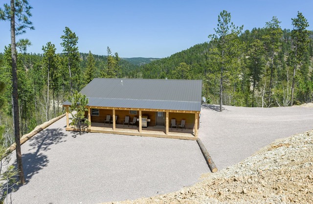 Vistas espectaculares desde esta casa recién construida de 3BR Hilltop fuera de Deadwood