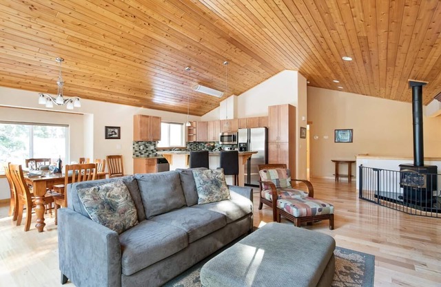 Especial de primavera! Cabina de Kings Beach, luminosa y actualizada, con patio y terraza: camine hasta Lake Tahoe