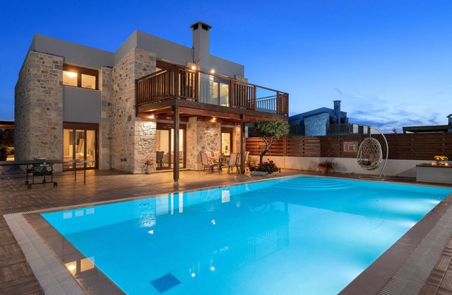 Sperveri Enalio Villas - Casa de piedra con vistas al mar Villa con una gran piscina privada