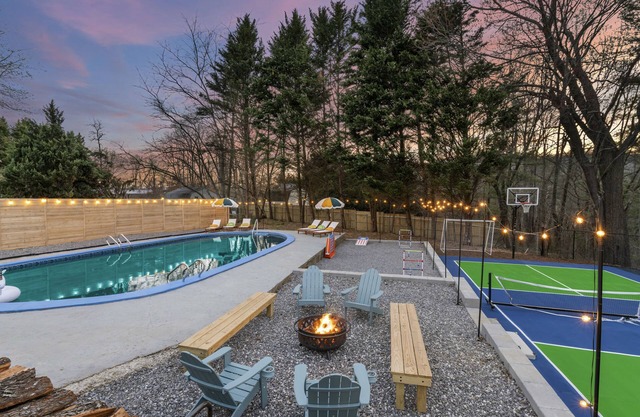 Splash House - Heated Pool, Hot Tub, Pickleball, Movie Theater