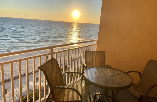 Splash ~ Oceanfront 305E Unit con servicio gratuito de playa y WiFi incluido