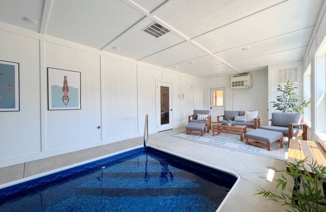 Splendid 2Cabins, Sleeps 28! Pool, Hot Tub & More!
