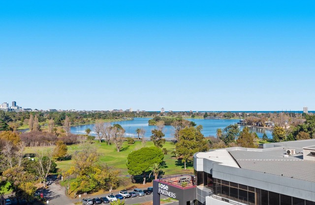 Split-Level 2BR with City-View and Separate Study