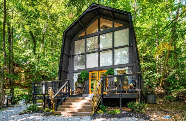 Spring special★PRIME location★Hot tub★Fire pit★Games★Sleeps 6