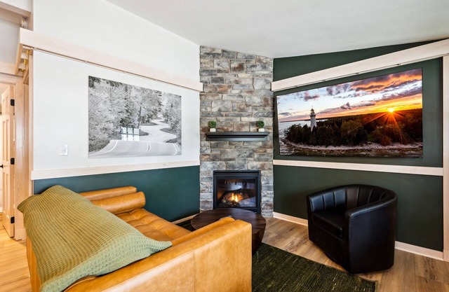 Spruce Suite | Downtown Fish Creek~Dog-friendly