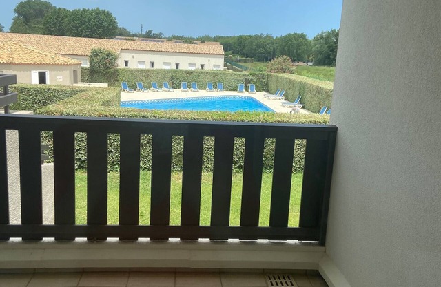 Apartamento de lujo con piscina.