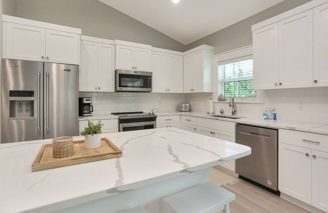 St. Joe Bay Less Than Mile from Golf Club & Pool-Off the Grid Home