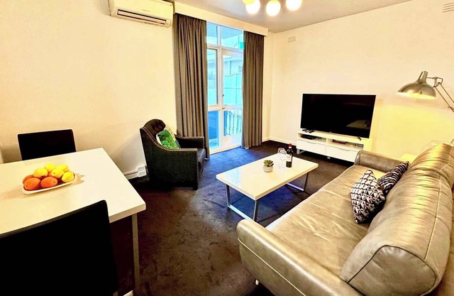 Close St Kilda Commercial Hub and Melbourne Centre with Free Parking