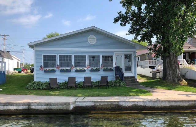 S t. Lawrence Riverfront Cottage con muelle privado