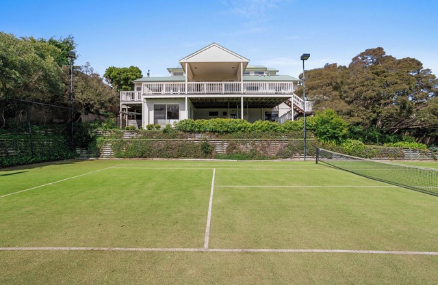 ST PAULS SUPERB SORRENTO, 5 BEDROOM, TRI-LEVEL, TENNIS COURT, BEACH, VIEWS!