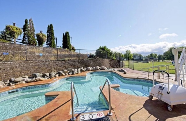 Stand Alone 2 Bedroom Villa - Closet To Pool - Wisconsin Dells Resort