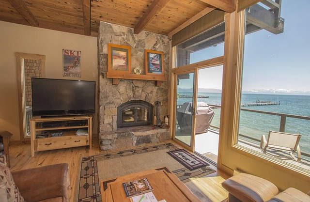 Hermosa High-End 4br Lake Front Condo en Star Harbor con acceso Barco, HOA piscina, ping pong, y Pier!