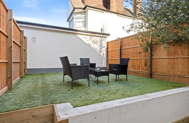 Modern 2BR 2BA w garden parking 5 min walk 2 tube.
