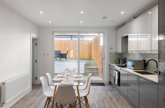Modern 3BR 2BA w garden parking 5 min walk 2 tube