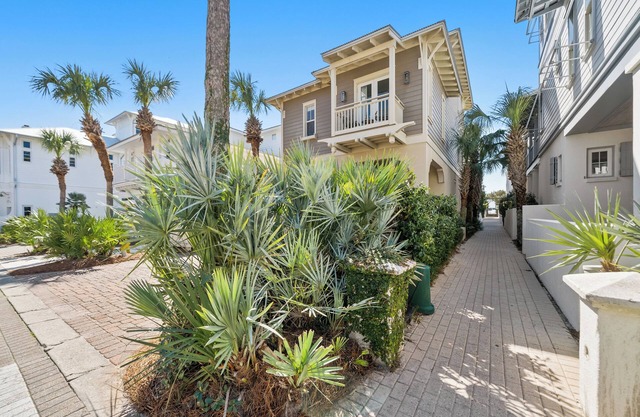 Starburst Beach House - un lote fuera de la playa, en el paseo marítimo, piscina privada, parrilla