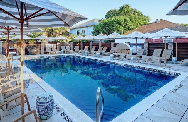 Starland Yard Area Long Term Stay with Heated Pool Access