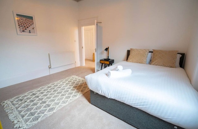 Station Retreat - Sleeps 11 - Free Parking