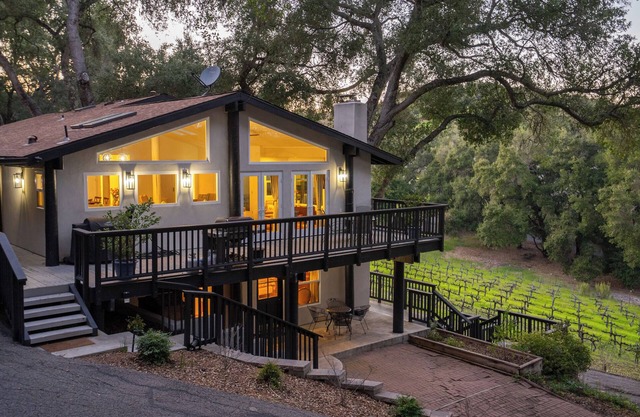 Hospédese en una propiedad de viñedos en la casa del árbol en el corazón de Westside Wine Country