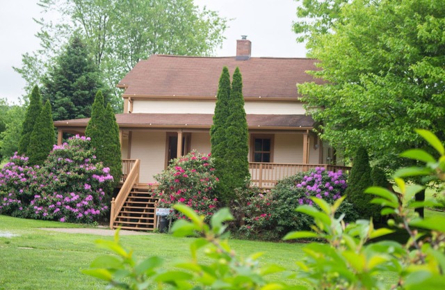 Estancia en este granja histórica en SanaView Granjas en las Montañas del laurel!