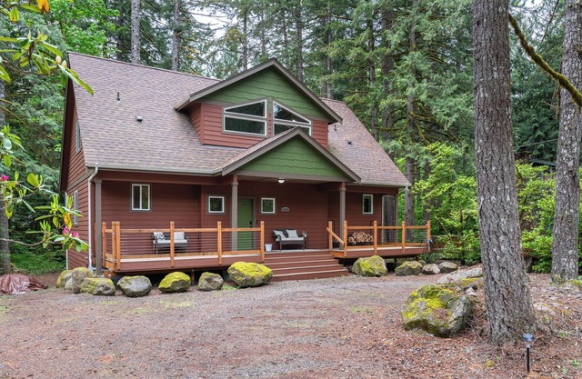 Bjorn Creek Chalet, Family Fun , Hot Tub, Pet Freindly !