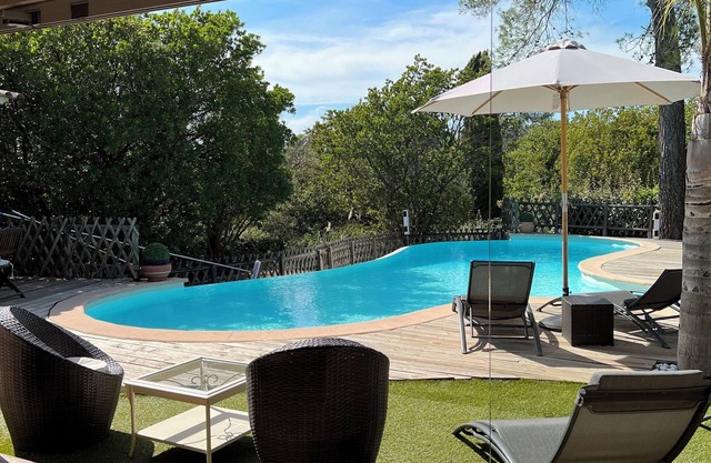 Villa tranquila con piscina infinita, spa y gran piscina.