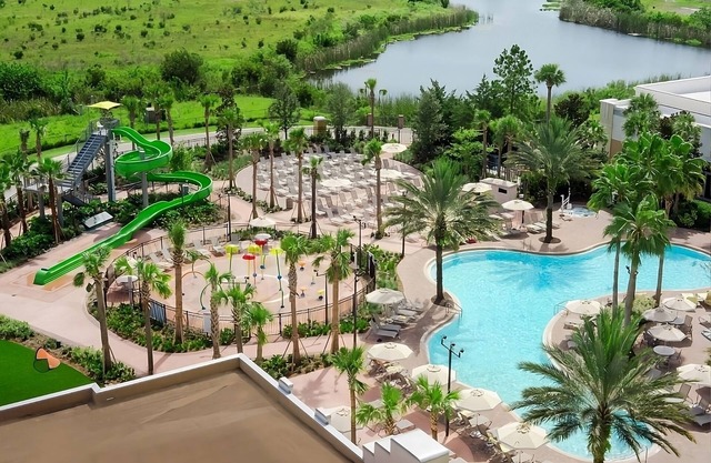 Stay in Heaty of Orlando! 2 Relaxing Units, Full Kitchen, Outdoor Pool!