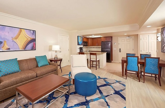 Stay in the Heart of Las Vegas! 3 Spacious Units, Outdoor Pool, Full Kitchen!