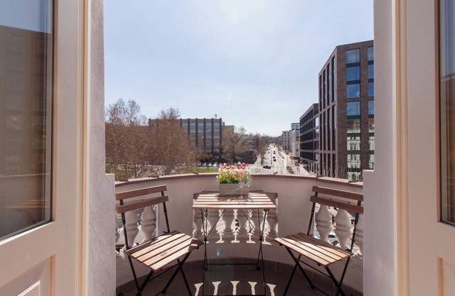 Stay Inn | Luxury 3-BR Flat w/ High Ceilings