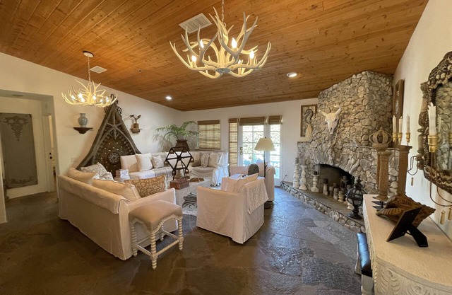 Stay PALM and Carry on! Pool, Hot tub, and Firepit 30-day minimum stay.