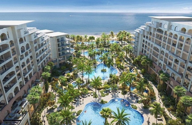Stay Thanksgiving week at Luxurious Villa La Valencia Beach Resort