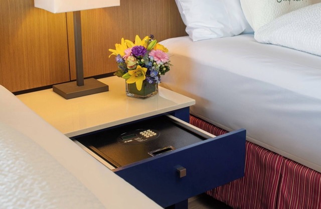 Staypineapple Rose, Two Double Beds, Inviting Downtown Surroundings
