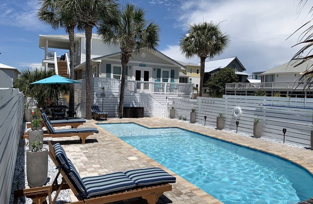Grayton Beach, muy, muy cerca ya solo unos pasos de la playa. Recién remodelado, piscina