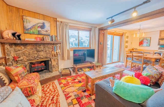 Wooly's Tonic: 2 King Beds, 2 Full Baths. Views, Next to slopes!