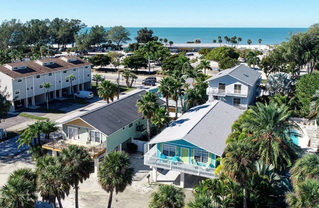 Casa Coconut AMI # 1, 2 BR, 1 baño al otro lado de la calle de Manatee Beach.
