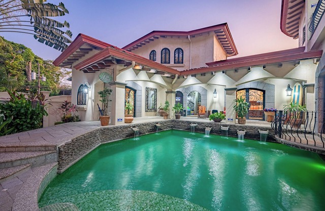 Hecho a medida 6BR / 5. 5BA Villa Pool y servicio de limpieza diario, a 200 metros de la playa
