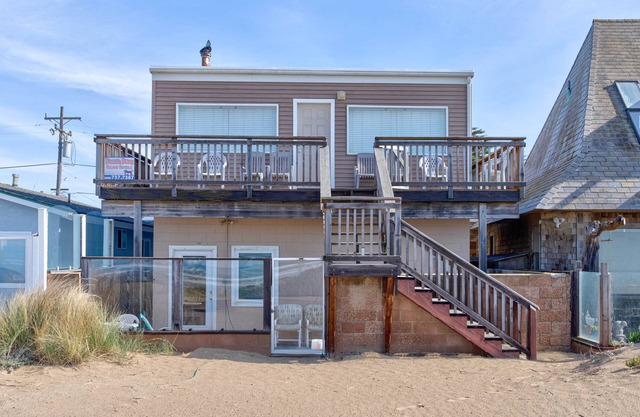 Pasos de la arena! ¡Amplia casa de playa con increíbles vistas al mar!