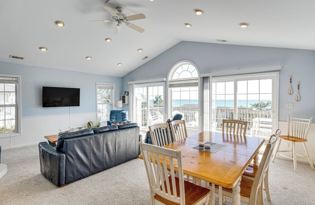 Steps to Beach: Emerald Isle Home w/ Deck!