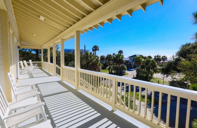 ¡Nuevo! 1 min a la playa. Relájese en la hermosa casa de playa con vista al mar, 2 Master Suites, porche y elevador.