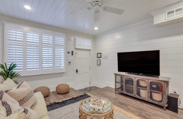 Steps to King|Sleeps 7|2 Units