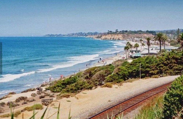 Pasos para la arena, el surf y el césped en Del Mar Beach Colony. Alquiler ideal temporada de carrera.