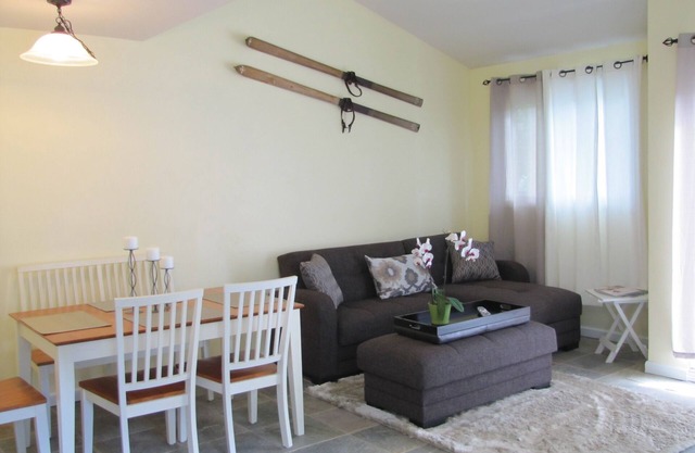 Pasos para esquiar, ir de compras y cenar en nuestro condominio con Encanto